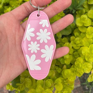 Llaveros retro de hotel, llaveros bonitos, con vibras positivas, regalos para ella, llaveros rosas, regalos de cumpleaños, llavero con cara sonriente