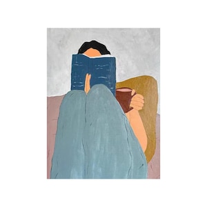 K&ouml;nnte beinhalten: Abstrakte Malerei einer Person, die ein blaues Buch liest und eine braune Tasse h&auml;lt. Die Person sitzt, bedeckt von einer hellblauen Decke, mit neutralem Hintergrund und einem beigen Stuhl.