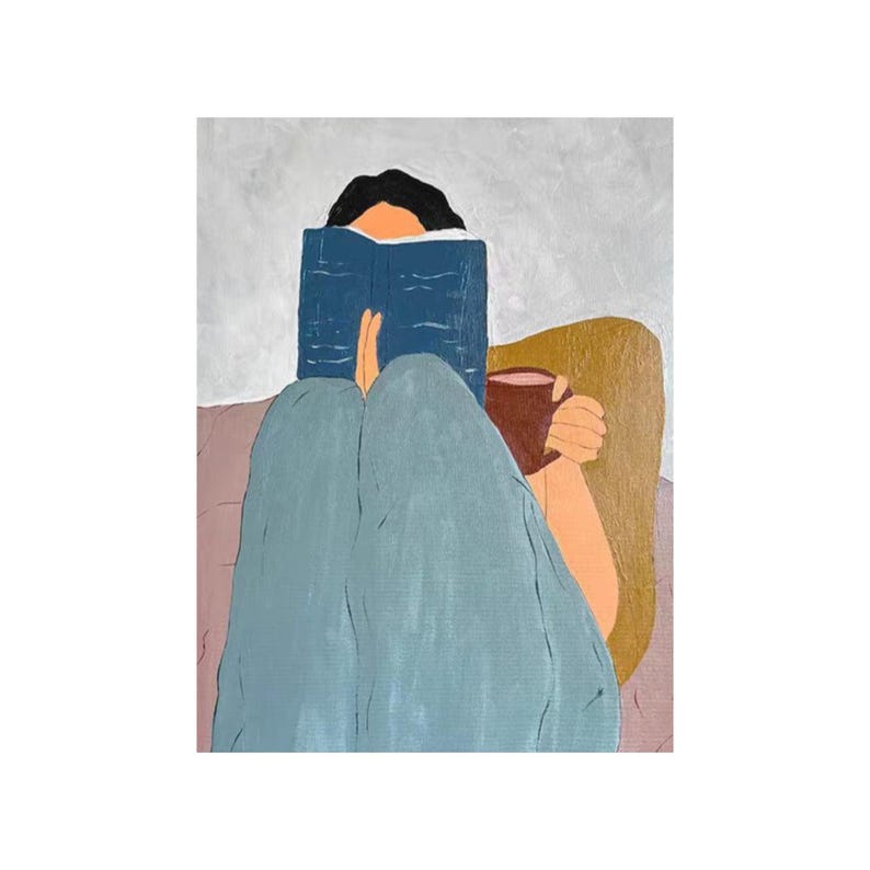 K&ouml;nnte beinhalten: Abstrakte Malerei einer Person, die ein blaues Buch liest und eine braune Tasse h&auml;lt. Die Person sitzt, bedeckt von einer hellblauen Decke, mit neutralem Hintergrund und einem beigen Stuhl.