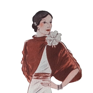 Könnte beinhalten: Eine Frau in einem weißen Kleid mit einem braunen Umhang und einer weißen Blume auf der Schulter. Das Kleid hat einen Gürtel um die Taille.