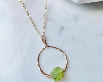 Collar con colgante de peridoto en bruto martillado, joyería con piedra natal de agosto, regalo de cumpleaños de Leo, regalo de Virgo para ella, collar de peridoto de cristal en bruto hecho a mano
