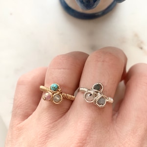 Anpassad familjefödelsestensring Trefödelsestensring för mamma Tvåstensring Styvmamma-present till MiMi Handgjord, elegant trådlindad kristallring