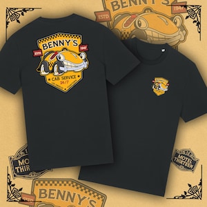 Könnte beinhalten: Zwei schwarze T-Shirts mit einem Cartoon-Taxi-Design. Auf der Vorderseite eines T-Shirts befindet sich ein Schild mit "Benny's" und einer lächelnden Taxi-Grafik. Das andere T-Shirt hat das gleiche Design auf der Rückseite. Die Shirts haben den Text "Cab Service 24/7 Los Angeles Toontown".