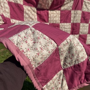 Handgefertigte Schachbrett-Tagesdecke, altrosafarbene, geblümte Baumwolldecke, Cottagecore-Decke