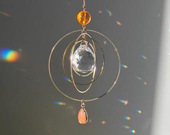 DEVI Suncatcher: Decorazione per la casa in stile boho in cristallo, ottone e pietre naturali | Acchiappasole dorato per la casa o l'auto