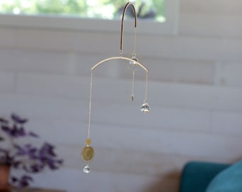 Kit DIY Mobile Suncatcher CALM • Décoration Feng Shui en Bois, Laiton et cristal • Mobile délicat lumineux • Livret en français ou anglais