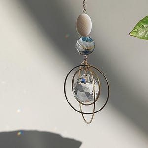Suncatcher AQUA : Petit mobile attrape soleil en nacre & laiton - Décoration Bohême pour la Maison ou la voiture - Idée cadeau pour elle