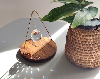 Suncatcher à poser BALANCE • Attrape Soleil sur socle en Acacia ou Bambou, laiton martelé et cristal • Cadeau unique fait main en France