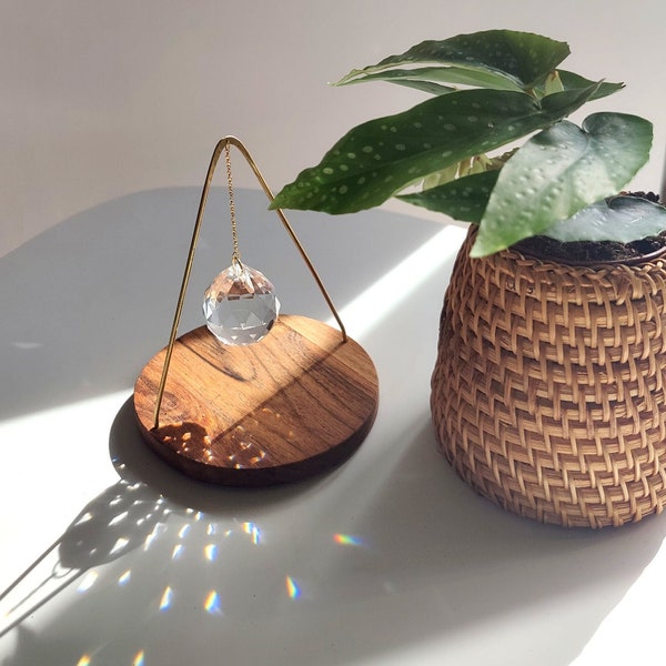 Suncatcher à poser BALANCE • Attrape Soleil sur socle en Acacia ou Bambou, laiton martelé et cristal • Cadeau unique fait main en France