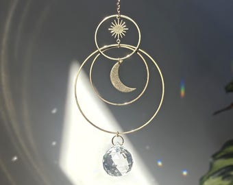 SERENA Suncatcher: Delicato ciondolo a forma di luna e sole in ottone e cristallo | Decorazione da appendere per la casa, per un'atmosfera luminosa
