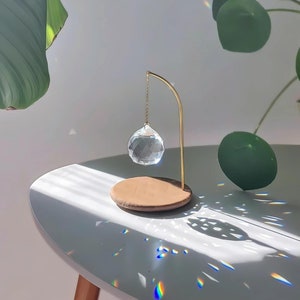 PENDULUM • Suncatcher à poser • Attrape Soleil en bois, laiton & cristal • Déco Feng Shui et méditation •  Minimalist Home Decor Gift