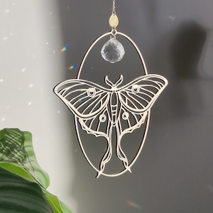 Suncatcher LUNA MOTH : Décoration unique à suspendre devant la fenêtre | Prisme Attrape Soleil en cristal de verre et papillon en bois