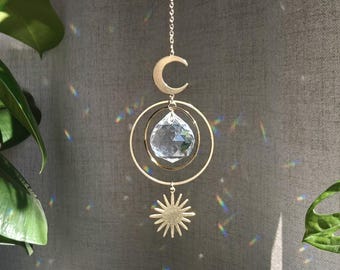 STELLAR Sonnenfänger: Goldener Himmelsanhänger aus Messing und Kristallglas | Böhmische Mond- und Sonnendekoration, handgefertigt in Frankreich