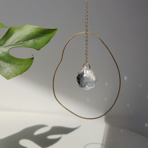 Suncatcher NEBULA : Attrape soleil en cristal & laiton à suspendre | Décoration d'intérieur lumineuse minimaliste | Cadeau bien être