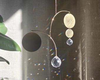 YOGA Kinetisches Mobile: Sonnenfänger aus strukturiertem Messing und Kristall | Moderne Hängeskulptur, handgefertigt in Frankreich