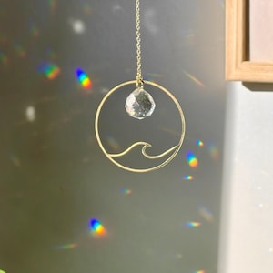Suncatcher WAVE: Decorazione minimalista a forma di onda in ottone e cristallo | Decorazione da appendere per casa o auto, realizzata a mano in Francia
