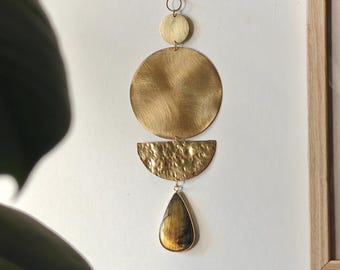 TALISMAN II Wanddekoration: Strukturiertes Messing & Labradorit-Flash-Wohndeko | Einzigartiges Deko-Geschenk | Boho-Dekor, handgefertigt