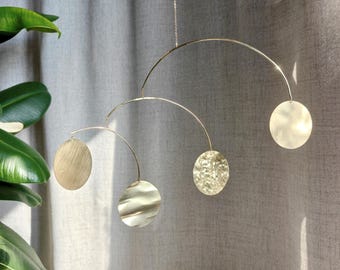 PLANETS Kinetisches Mobile aus strukturiertem Messing: Minimalistische Hängeskulptur | Wohnaccessoire im Mid-Century-Modern-Stil, handgefertigt in Frankreich