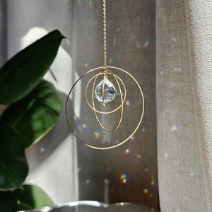 Atrapasueños GALAXY: Atrapasueños minimalista de cristal y latón | Decoración del hogar | Adorno colgante, hecho a mano en Francia