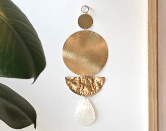 TALISMAN I Wanddeko: Wandbehang aus strukturiertem Messing und Capiz-Muscheln | Geschenkidee für Zuhause | Boho-Deko, handgefertigt