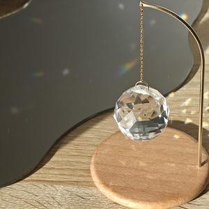 Suncatcher à poser PENDULUM : Attrape Soleil sur socle en bois, laiton et cristal | Déco minimaliste Feng Shui |  Wellness & Home Gift
