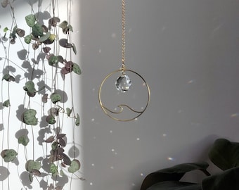 Mini Suncatcher WAVE • Décoration Minimaliste pour la Maison ou la Voiture en Laiton et Cristal de verre, Fait main en France