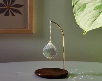 Acchiappasole su base a PENDOLO: scultura luminosa minimalista | Oggetto di design giapponese in legno, ottone e cristallo, realizzato a mano in Francia