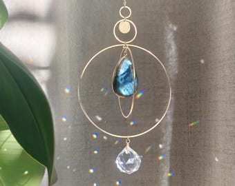 NOVA Sonnenfänger: Sonnenfänger aus Kristall, Messing und Labradorit | Boho-Hängeleuchte | Einzigartiges Geschenk für Kristallliebhaber