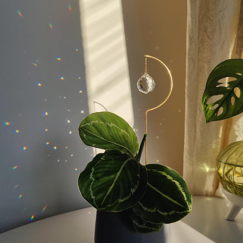Atrapasueños SOLSTICE: Decoración minimalista japonesa para plantas | Escultura wabi-sabi en latón y cristal, hecha a mano en Francia