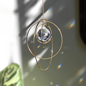 GALAXY Solfångare: Minimalistisk solfångare i kristall och mässing | Boho & dopamininredning | Handgjord heminredningsgåva