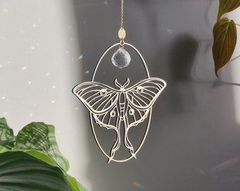 Suncatcher LUNA MOTH • Décoration unique à suspendre devant la fenêtre • Prisme Attrape Soleil en cristal de verre et papillon en bois