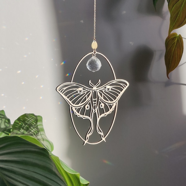 Suncatcher LUNA MOTH • Décoration unique à suspendre devant la fenêtre • Prisme Attrape Soleil en cristal de verre et papillon en bois