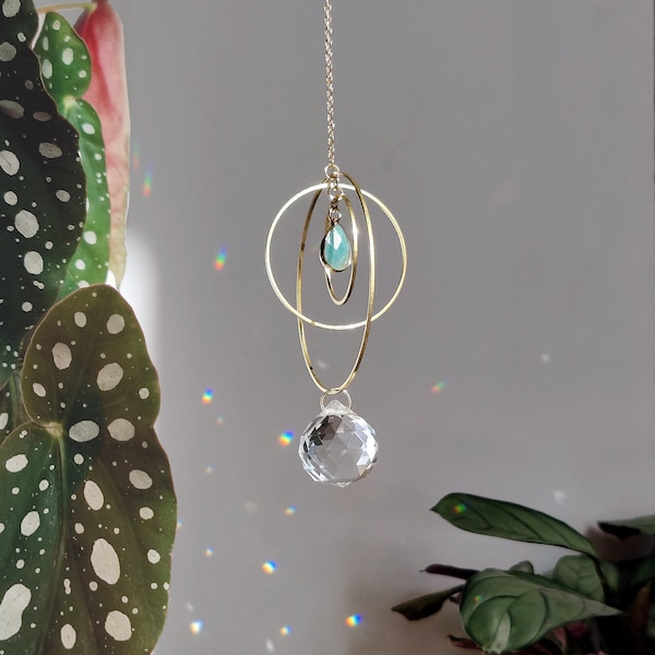 Suncatcher ROTA • Cadeau original pour la maison • Petite suspension arc en ciel en laiton, cristal de verre et pierres naturelles