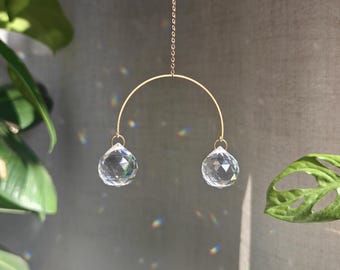 Sonnenfänger-Duo: Minimalistischer Sonnenfänger aus Messing und Kristall | Hängende Dekoration für ein helles Interieur, handgefertigt in Frankreich