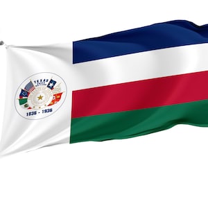 Op de afbeelding: Een witte vlag met een blauw, wit, rood en groen strepenpatroon. De vlag heeft een cirkelvormig embleem in de linkerbovenhoek met de tekst "The State of Texas" en de jaren "1836 - 1936".