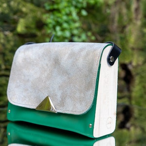Grüne und glänzende Leder- und Holztasche