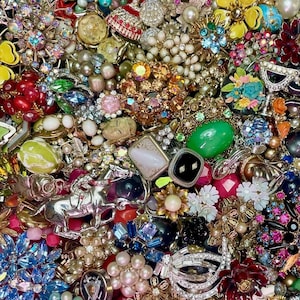 ALL VINTAGE Mystery Jewelry Lot – Wearable or  crafting - brooches necklaces clip on earrings