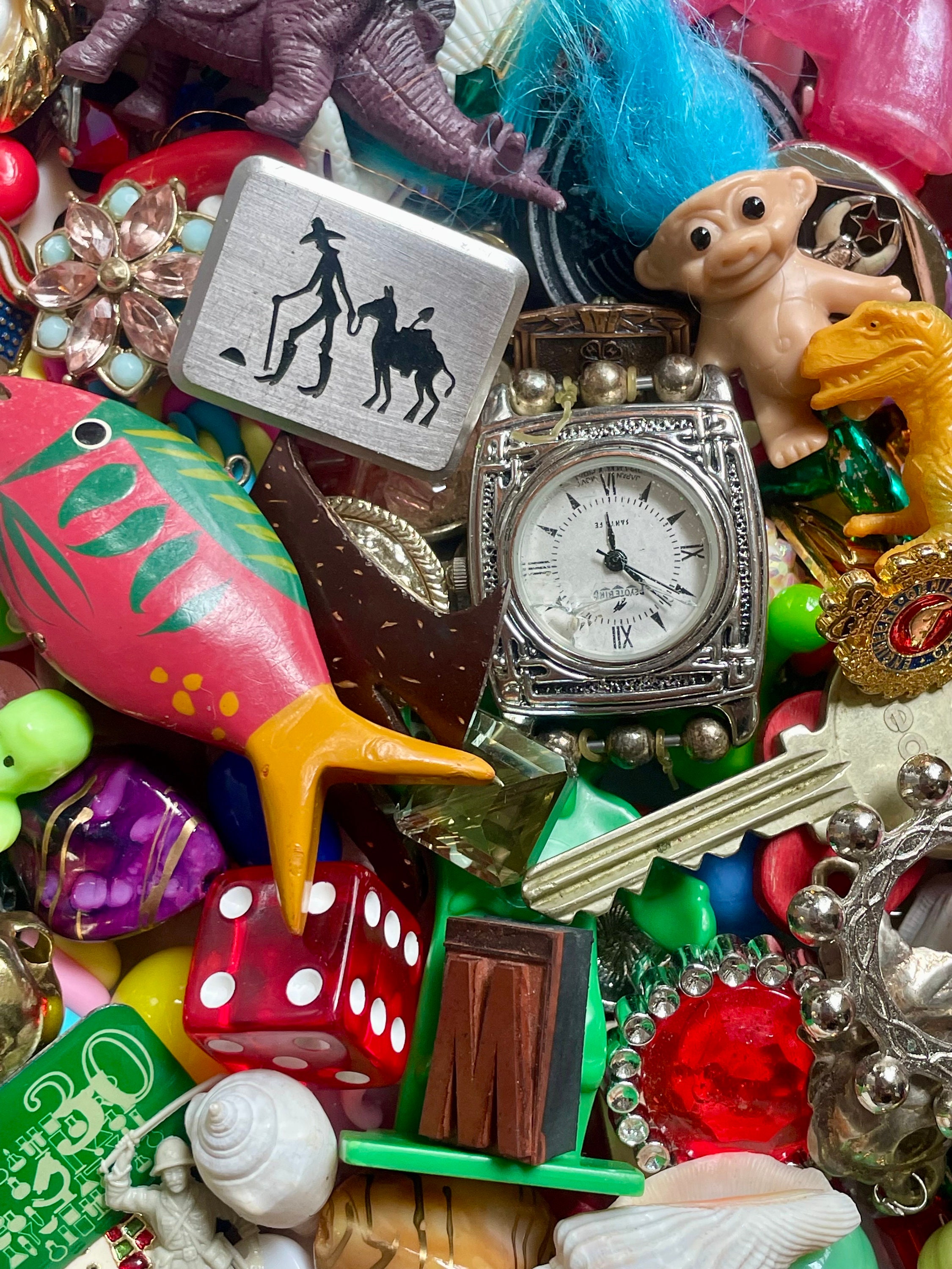 SALVAGED VINTAGE SUPPLY Treasure Hunt! Broken Junk Jewelry SALVAGED VINTAGE SUPPLY Treasure Hunt! Broken Junk Jewelry