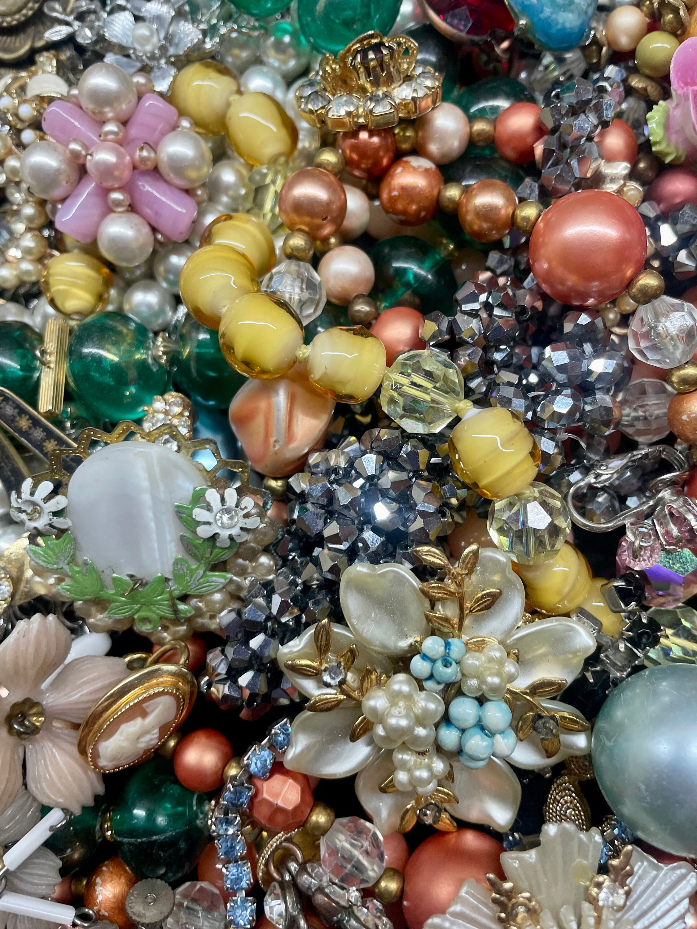 VINTAGE TO NOW ASSORTED BEADS LOT 13oz ARTS and Crafts jewelry