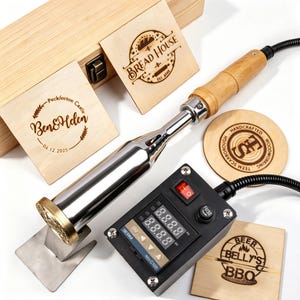 Puede incluir: Un hierro de marcar de metal con mango de madera y una caja de control de temperatura digital, acompañado de una caja de madera y cuatro cuadrados de madera con diseños grabados al láser como Bread House, Ben & Helen y Beer Belly's BBQ.