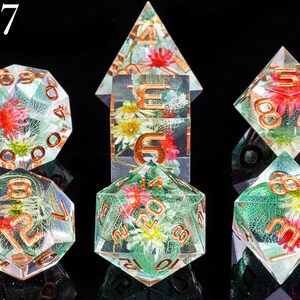 Transparentes Harz-Blumenwürfel-Set für DND-Geschenke Blumen-Dnd-Würfel-Set mit scharfer Kante DND-Harz-Würfel-Set Dungeons und Drachenwürfel #07