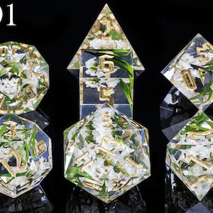 Transparentes Harz-Blumenwürfel-Set für DND-Geschenke Blumen-Dnd-Würfel-Set mit scharfer Kante DND-Harz-Würfel-Set Dungeons und Drachenwürfel #01