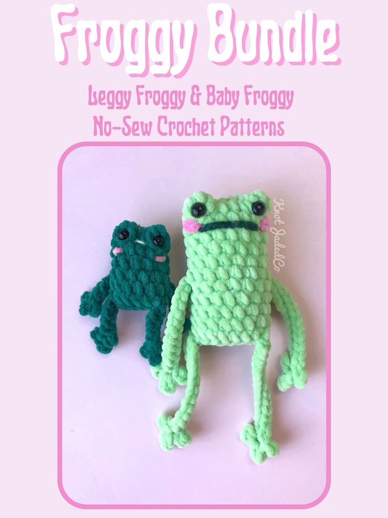 Op de afbeelding: Twee gehaakte kikker knuffels, een groene en een lichtgroene, met zwarte ogen en roze wangen. De grotere kikker heeft lange benen en de kleinere kikker heeft korte benen. De tekst "Froggy Bundle" staat bovenaan de afbeelding en "Leggy Froggy & Baby Froggy No-Sew Crochet Patterns" staat onder de kikkers. De tekst "Knot Jaded Co" staat in de rechterbenedenhoek van de afbeelding.