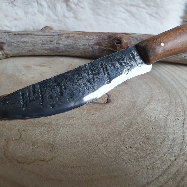 Hand-forged knife in rough forging look