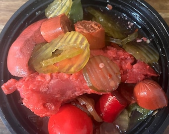 Tazón picante de pepinos cajún, bocadillos encurtidos picantes, patas y labios de cerdo picantes, huevos encurtidos picantes, salchichas picantes, encurtidos de pepinos cajún.