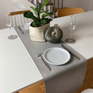 chemin de table lavable 35 x 160 cm, cuir végétalien, gris image 1