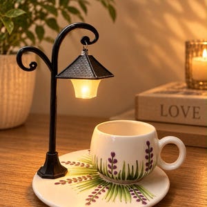 Juego de taza de café de cerámica hecha a mano con lámpara de mesa decorativa, taza y platillo inspirados en la lavanda, regalo único