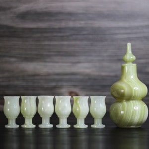 Ensemble de service à boissons en pierre de jade de 7 | Comprend 6 verres à vin et une carafe élégante | Service à boissons à saké avec 6 mini verres et pichet