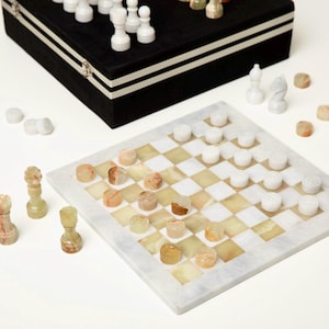 Puede incluir: Un juego de ajedrez de mármol blanco con un tablero de mármol verde y blanco. El juego incluye todas las piezas, incluyendo peones, torres, caballos, alfiles, reinas y reyes. Las piezas están hechas de mármol blanco y el tablero está hecho de mármol verde y blanco.