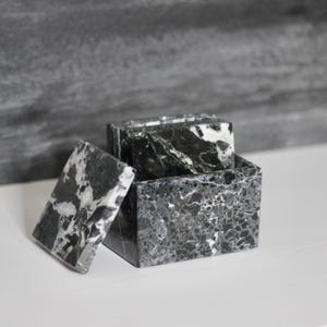 Juego de posavasos cuadrados de mármol de 7 piezas en blanco y negro / Juego de posavasos y soporte / Posavasos para té y café / Decoración minimalista para la mesa de café